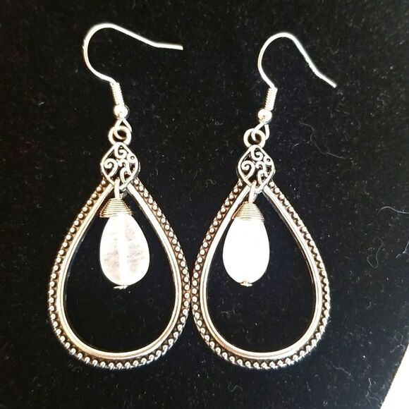 Silvertone Hanging Earrings NWOT - Picture 5 of 5